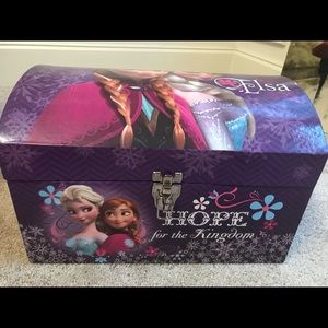 Frozen trunk storage bin